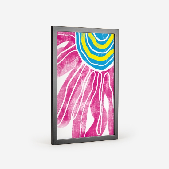 Poster abstrato com traços ousados e texturizados em tons de rosa formando uma figura que lembra uma flor com um centro em azul e amarelo. 3